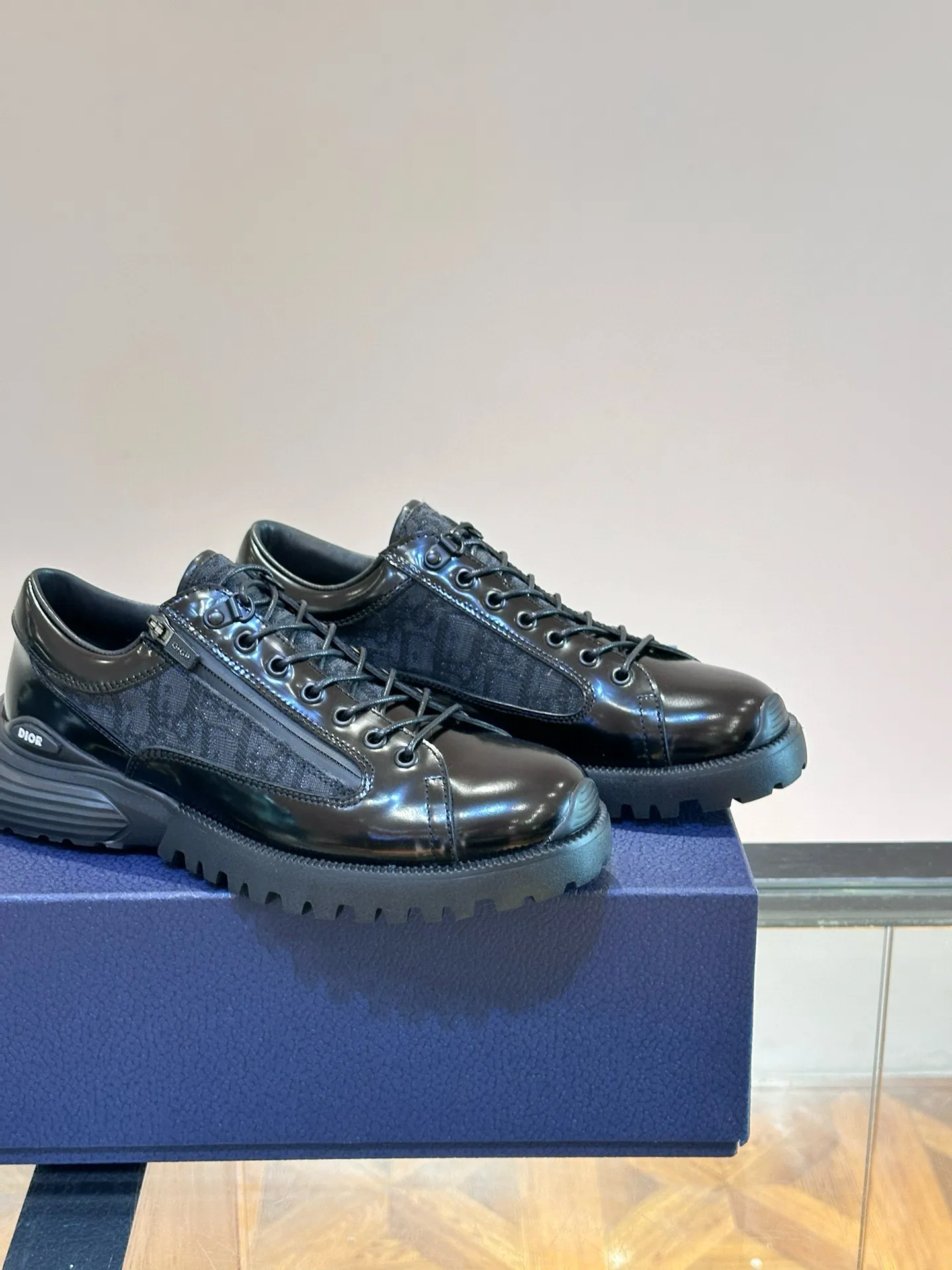 Ex-factory price: 540💰Dior Combat Dior Men's Loafers This Dior Combat loafer presents a mixed style that combines fashionable design with sporty elements. The upper is crafted from black polished calfskin leather and finished with Dior's signature saddle strap. Paired with lightweight soles, it combines a variety of elements to highlight the charm of high-end customization. Brand logo on the side adds style. Mixed style eva outsole engraved with brand pattern Size: 39-44 (customized at 38.45)